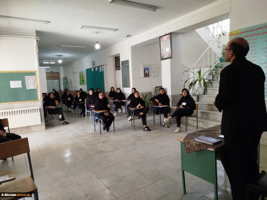 دیدار  معاون آموزش آموزشکده ملی مهارت خاتم با هنرجویان دبیرستان ام‌البنین هرات 
 2